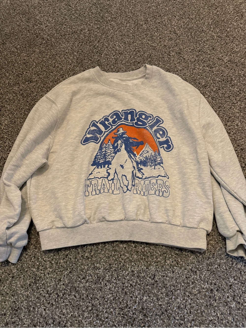 Wrangler Light Gray Crewneck Sweatshirt with Blue and Orange Graphic
